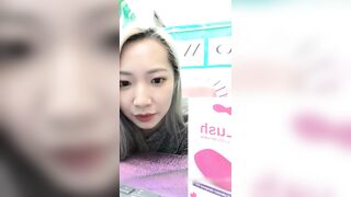 高顔值台灣正妹,說話聲音天然很嗲,讓人簡直受不了,椅子上自慰浪叫不斷