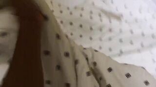 操你大爺 看誰操誰 你老錄我真的生氣了 女孩有點害羞 小情侶在家吵吵鬧鬧把逼操 小穴淫水超多