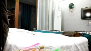 探花約戰爆乳女技師 顏值身材在線上 難得一遇 舔背毒龍轉 撕開絲襪後入