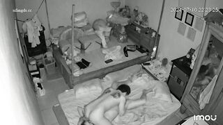 網路攝影機偷拍 剛生完娃的年輕夫妻日常性生活