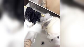 美少婦洗澡時和情人在洗手間性愛自拍 一鏡到底