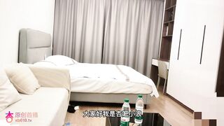 杏吧小浪 約炮超短裙微胖型外圍，饅頭逼看起來粉嫩多汁，舔到她眼神迷離相當淫蕩