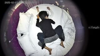 酒店偷拍 學妹提前一週返校把處女膜也弄丟了 女友被體育生破處血染床單