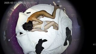 酒店偷拍 學妹提前一週返校把處女膜也弄丟了 女友被體育生破處血染床單