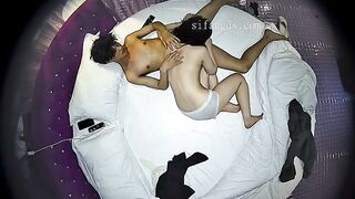 酒店偷拍 學妹提前一週返校把處女膜也弄丟了 女友被體育生破處血染床單