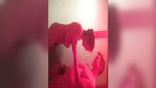 帥哥浴室內和女友調情性愛，情不自禁，半推半就，女主假裝抗拒