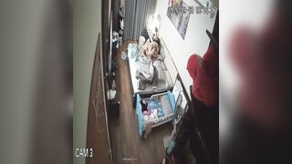 家庭偷拍小夫妻的性福生活 已生2孩的嬌妻身材依然炸裂 性交頻繁各種體位 孩子醒了抱著孩子也要做愛 -4