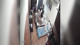 家庭偷拍小夫妻的性福生活 已生2孩的嬌妻身材依然炸裂 性交頻繁各種體位 孩子醒了抱著孩子也要做愛 -6