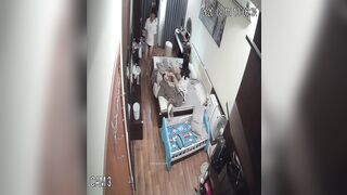 家庭偷拍小夫妻的性福生活 已生2孩的嬌妻身材依然炸裂 性交頻繁各種體位 孩子醒了抱著孩子也要做愛 -6