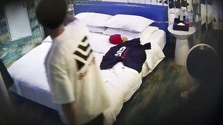 酒店偷拍 校園時尚美女和愛舔腳的變態男友啪啪 -1