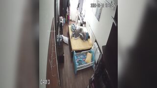 家庭偷拍小夫妻的性福生活 已生2孩的嬌妻身材依然炸裂 性交頻繁各種體位 孩子醒了抱著孩子也要做愛 -7