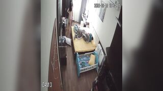 家庭偷拍小夫妻的性福生活 已生2孩的嬌妻身材依然炸裂 性交頻繁各種體位 孩子醒了抱著孩子也要做愛 -7