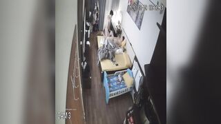 家庭偷拍小夫妻的性福生活 已生2孩的嬌妻身材依然炸裂 性交頻繁各種體位 孩子醒了抱著孩子也要做愛 -2