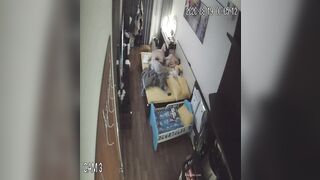 家庭偷拍小夫妻的性福生活 已生2孩的嬌妻身材依然炸裂 性交頻繁各種體位 孩子醒了抱著孩子也要做愛 -2