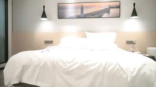 【小寶尋花】苗條身材長腿女孩，蹲著口交舔屌抬腿抽插，上位騎乘後入大力撞擊